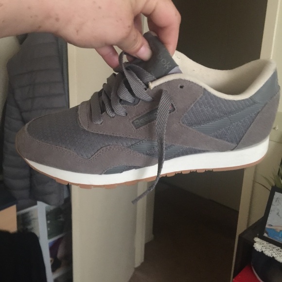 Woman’s Reebok Classics - Picture 4 of 5